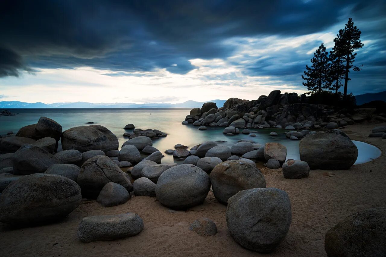 Stone photo. Красивые камушки. Красивые морские камни. Море камни. Валуны в море.