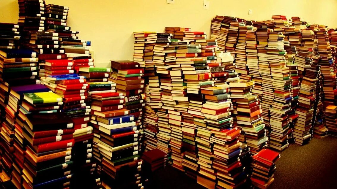 Без тысячи книг. Стопка книг. Очень много книг. Куча книг. Много книжек.