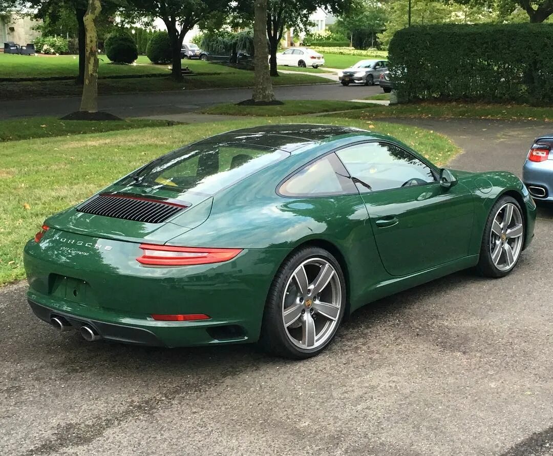 Грин кар спб авто с пробегом. Бритиш рейсинг грин цвет. british racing green цвет. porsche british racing green. aston martin british racing green.