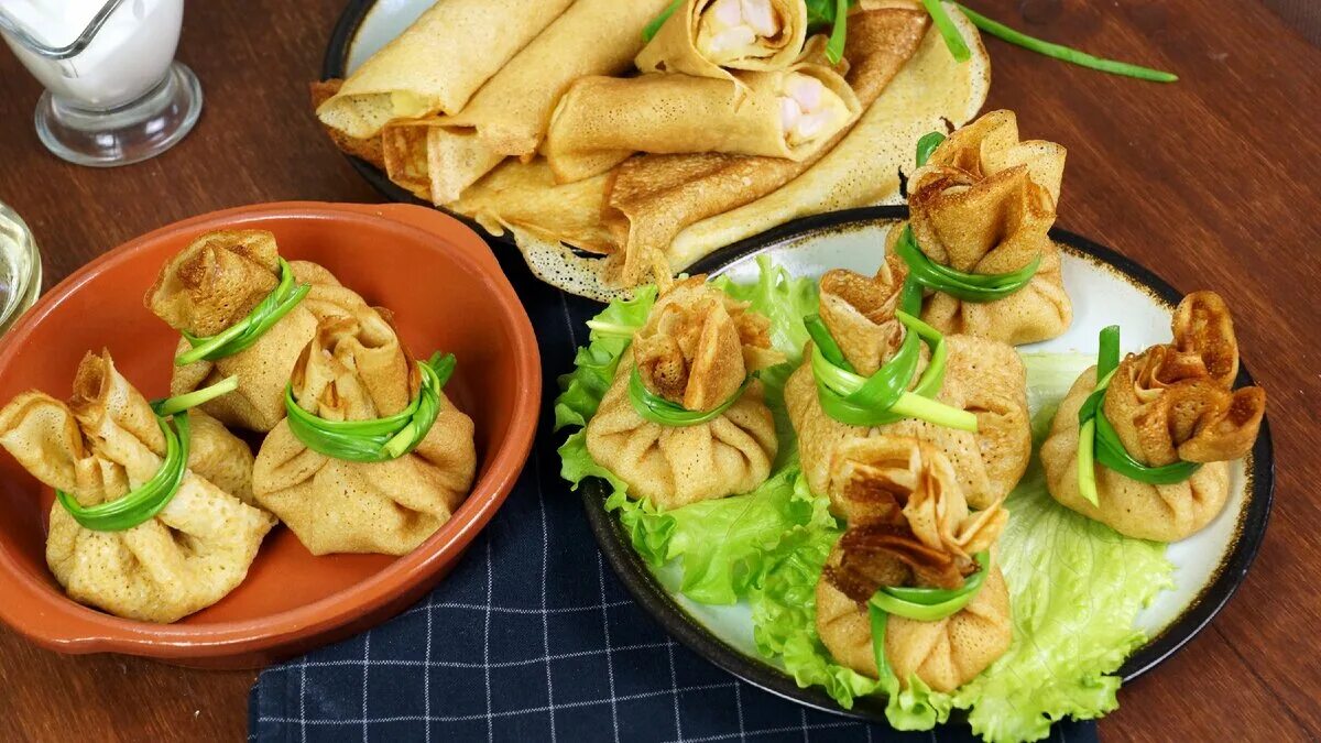 Закуски с блинами фото. Блинчики мешочки с начинкой на праздничный стол. кружевные блинчики с начинкой. ажурные блинчики с начинкой. салат с блинами.