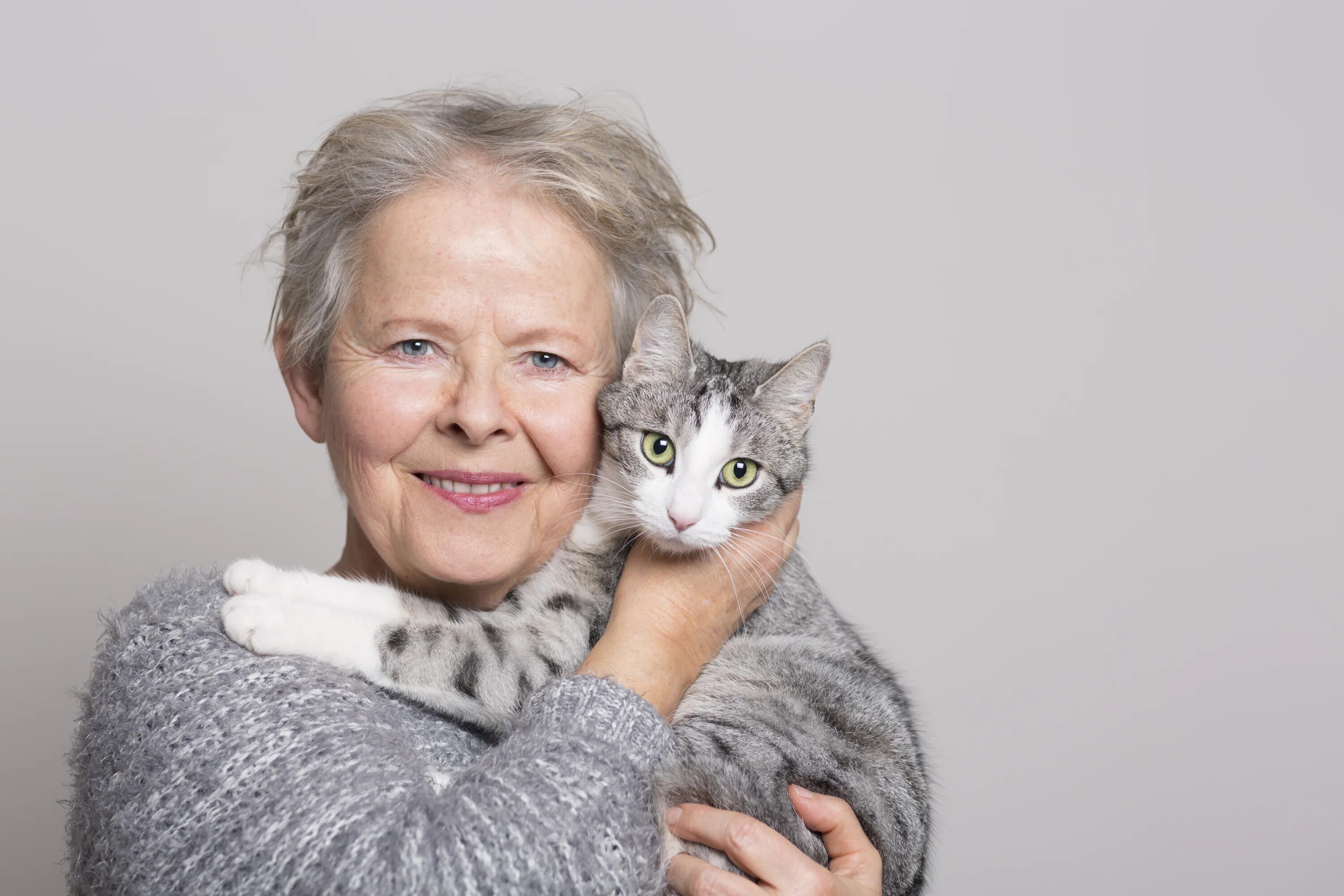 Бабушка с кошкой. Grandma cat. Grandmothers cat. Grandmothers cat. Grandmothers cat.