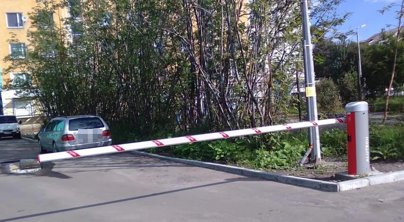 Перегородить проезд во дворе. Шлагбаум во дворе. два шлагбаума. альтернатива шлагбауму во дворе. табличка на шлагбауме во дворе.
