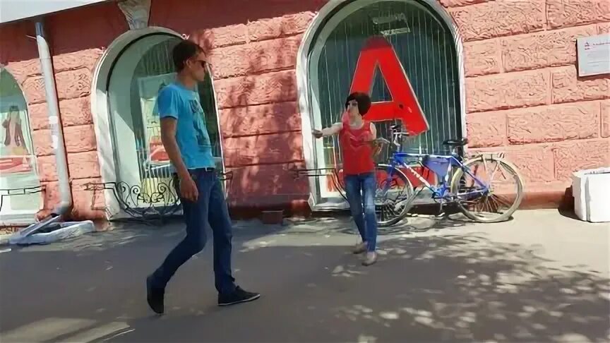 Раздавать листовки в адыгее. Раздача рекламных листовок. Раздача листовок в кургане энергетики. Промоутер раздача листовок. Листовки которые раздают в центре майкопа.