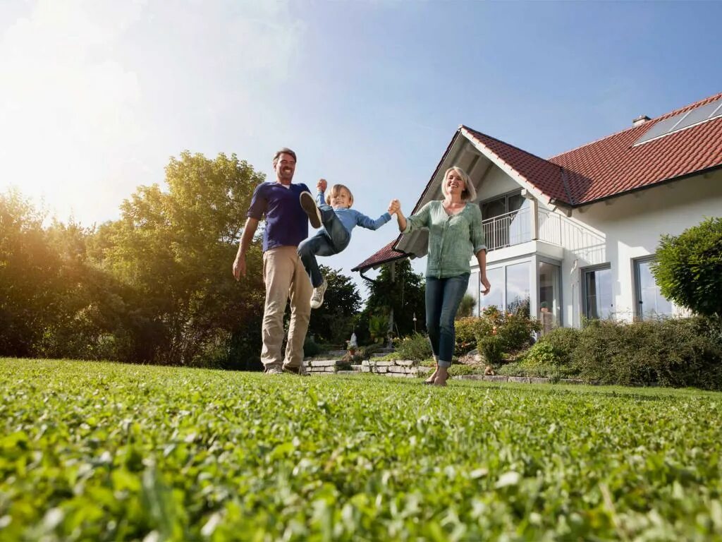 Семья на даче. Российская семья. Капитал земельный участок. Семейный участок. Счастливая семья.