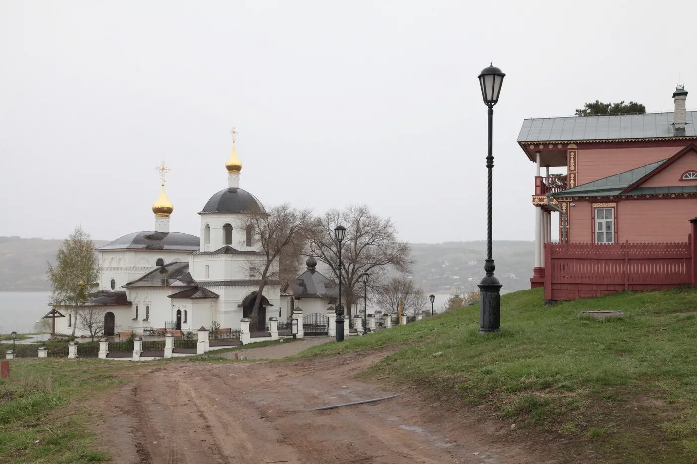 Станция свияжск. Сергиевская Церковь Свияжск. Свияжский Иоанно-Предтеченский монастырь Свияжск. Остров-град Свияжск Никольская Церковь. Церкви острова Свияжска Татарстан.