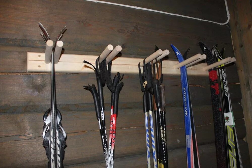 Приспособление для хранения лыж. Кронштейн для хранения лыж. Крепеж для хранения лыж. Кронштейн для хранения лыж на стене.