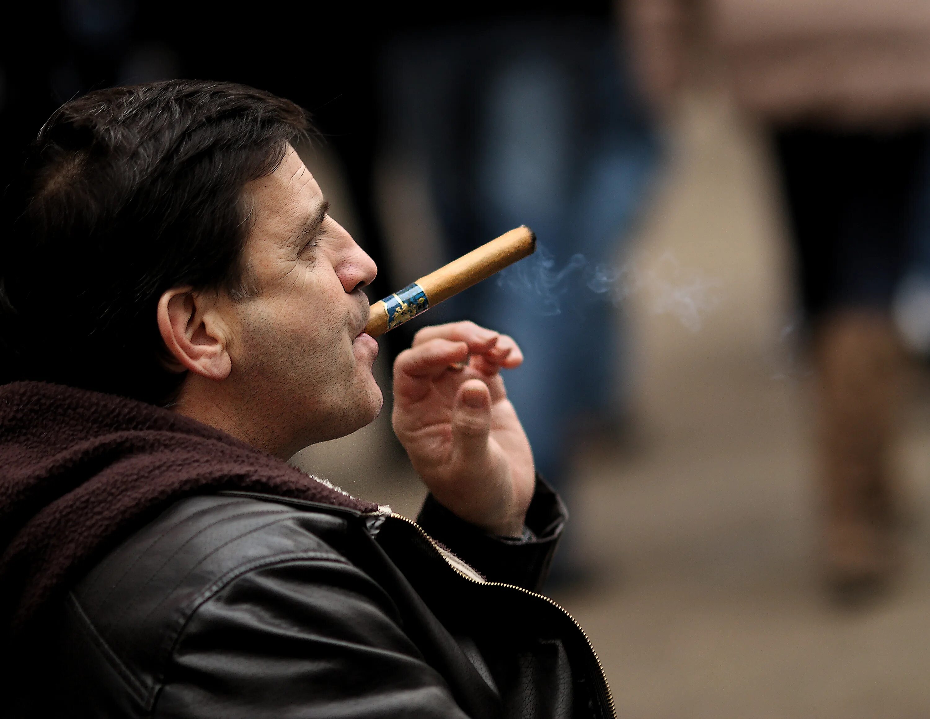 Курящий сигарету. Тони сопрано курит сигару. Человек с сигарой. Человек курящий сигару. Мужчина с сигарой.