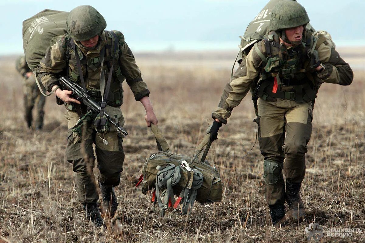 Через военный. Армия Росси в обеввх дейсвиях. Современные солдаты в бою. Российские военные в бою. Российская армия в бою.