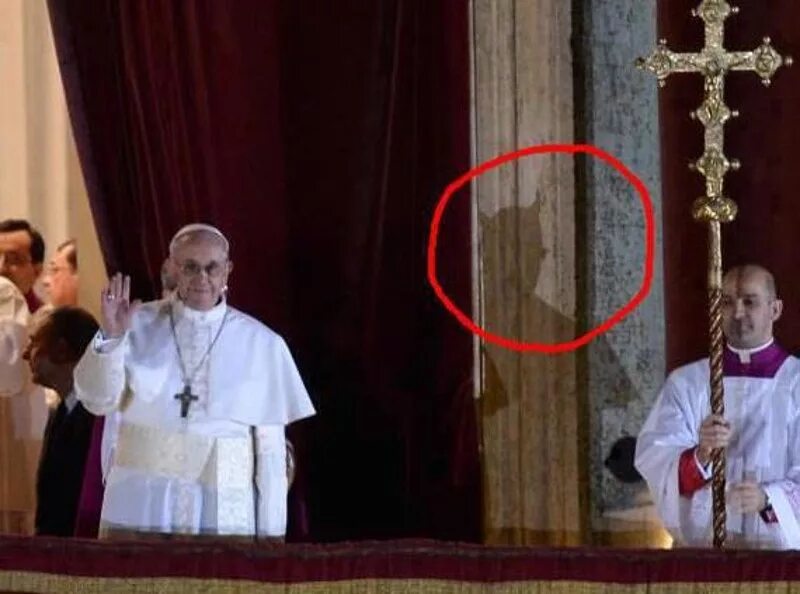 папа римский рептилоид. папа римский сатанист. отец сатаны. папа римский римский сатанист. трон папы римского в ватикане.