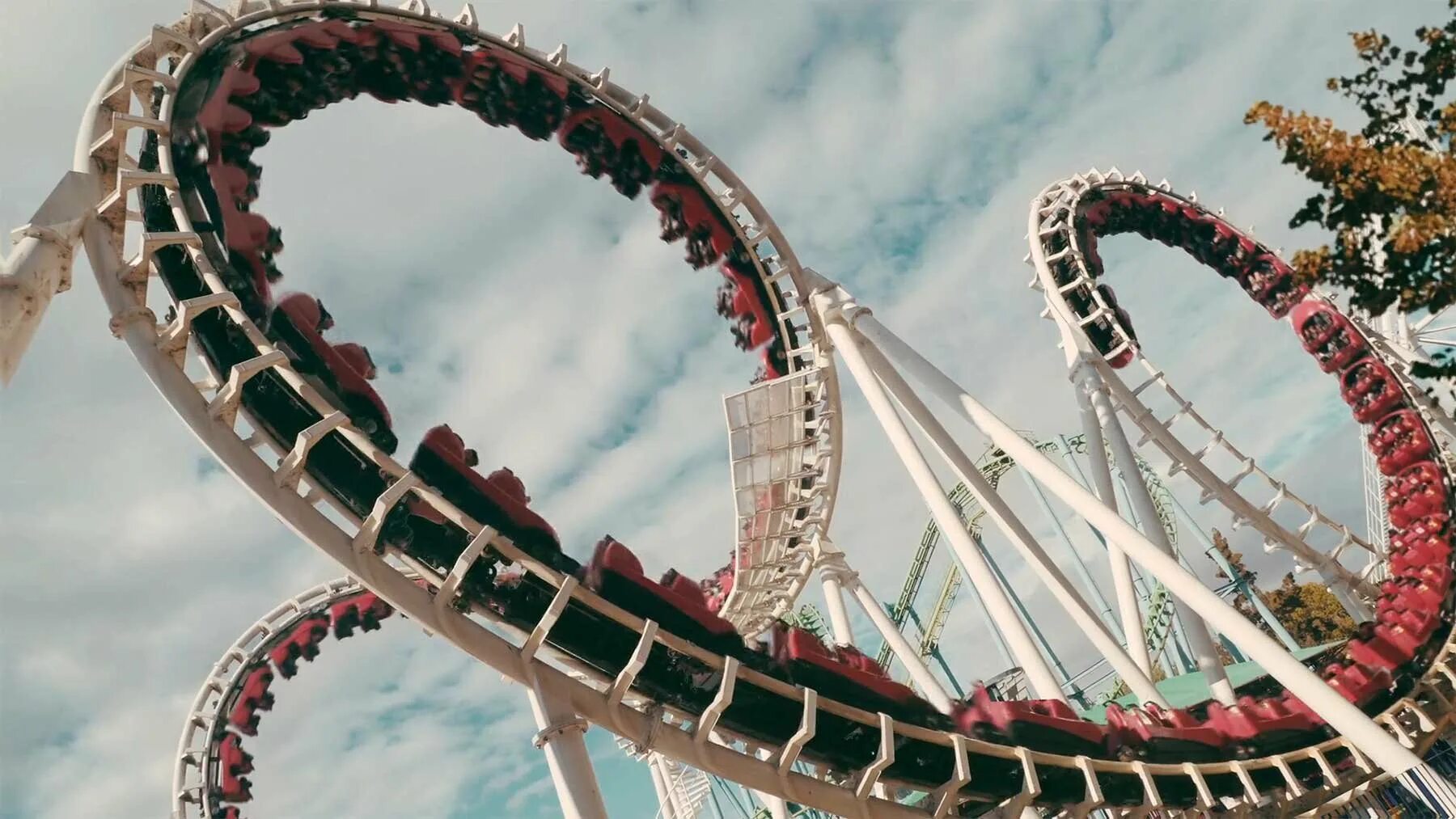 Американские горки. Парк аттракционов. Парк аттракционов a Roller Coaster. Уникальный парк развлечений