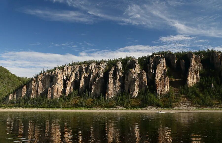 Река длиной 4400 км. Национальный парк Ленские столбы. Ленские столбы в Якутии. Якутск достопримечательности Ленские столбы. Ленские холмы.