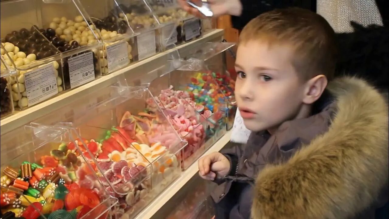 Иди конфеты купить. Магазин сладостей для детей. Магазин конфет. Вкусняшки для детей в магазине. Ребенок в магазине.
