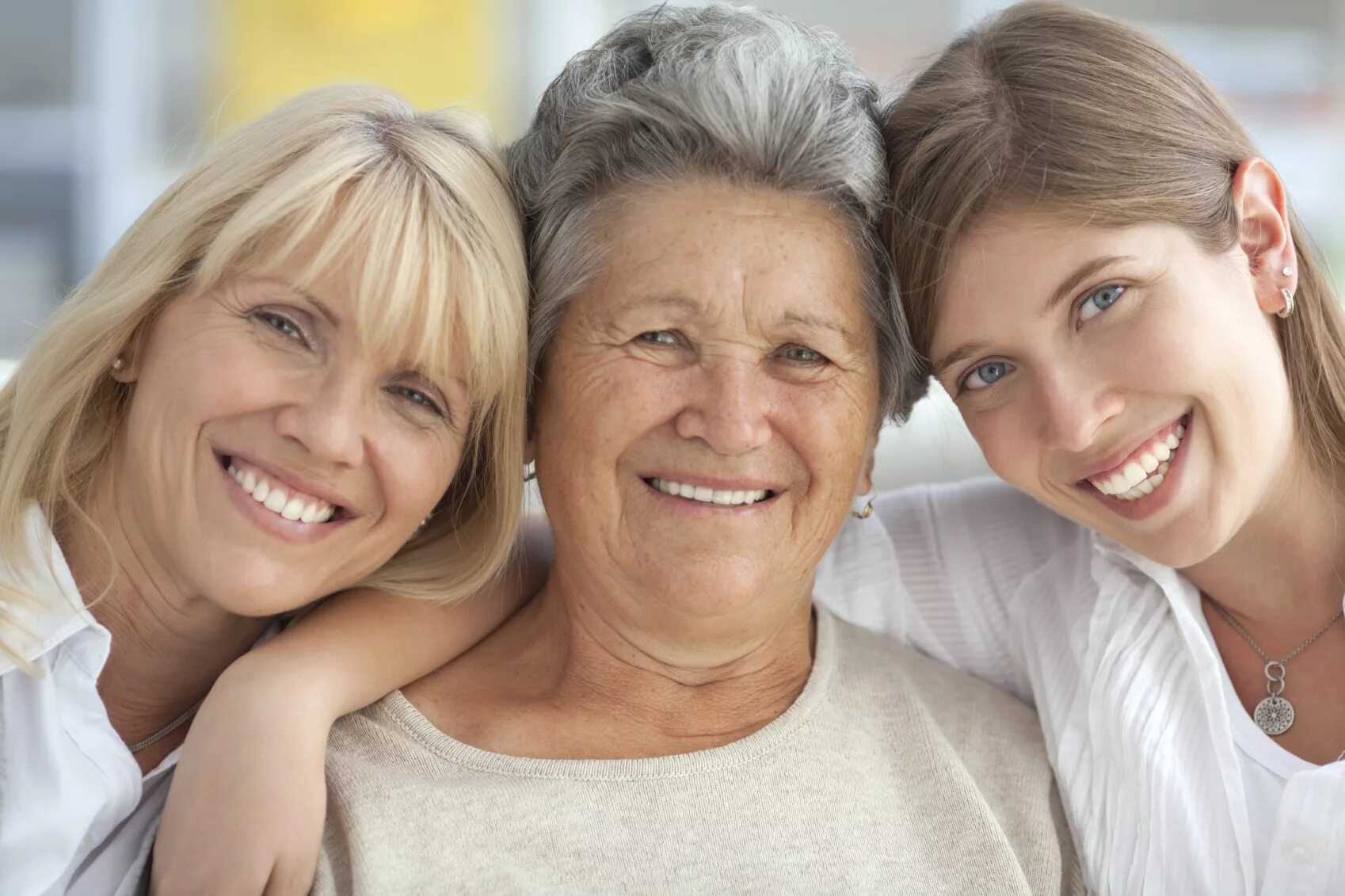 Группе пожилых относятся люди в возрасте. Женщины всех возрастов. Счастливые женщины всех возрастов. Три поколения женщин. Люди разных возрастов.