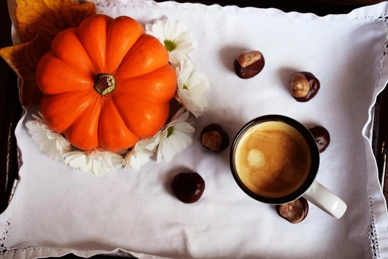 Завтрак кофе осень. Кофе с апельсином. Осень кофе. Кофе апельсины с добрым утром. Апельсин на завтрак