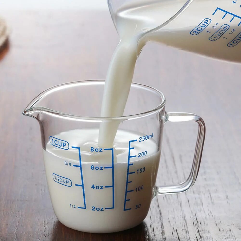 1 литр молока в мл. Стеклянный мерный стакан 250 мл. Молоко 500 миллилитров. 250 Миллилитров молока. 250 Миллилитров молока в стаканах.