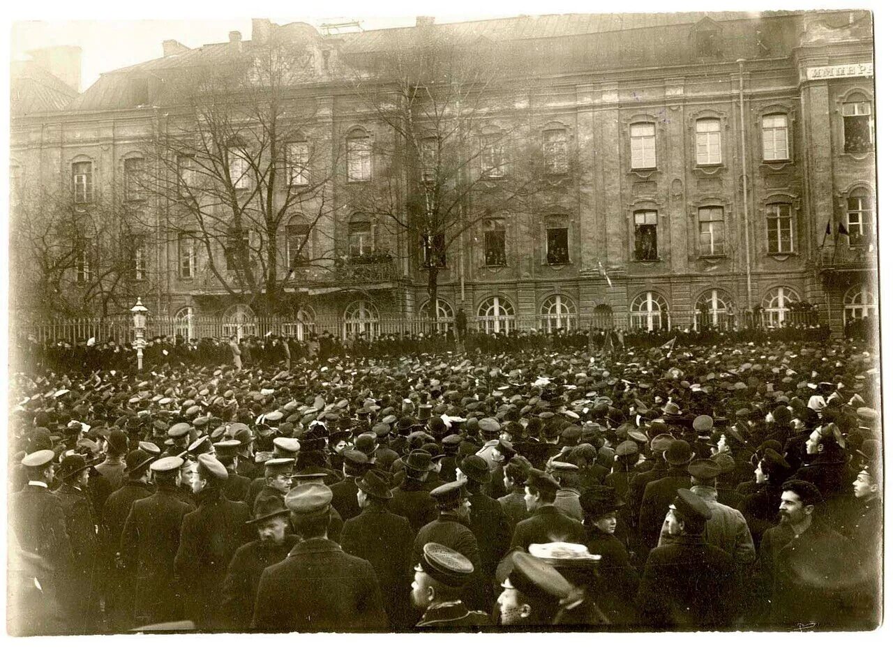 Студенты университета Петербург 1905. Студенческие волнения 1905 года в Петербурге. Митинг у Московского университета 1905. Санкт-Петербургский университет 1917 революция.