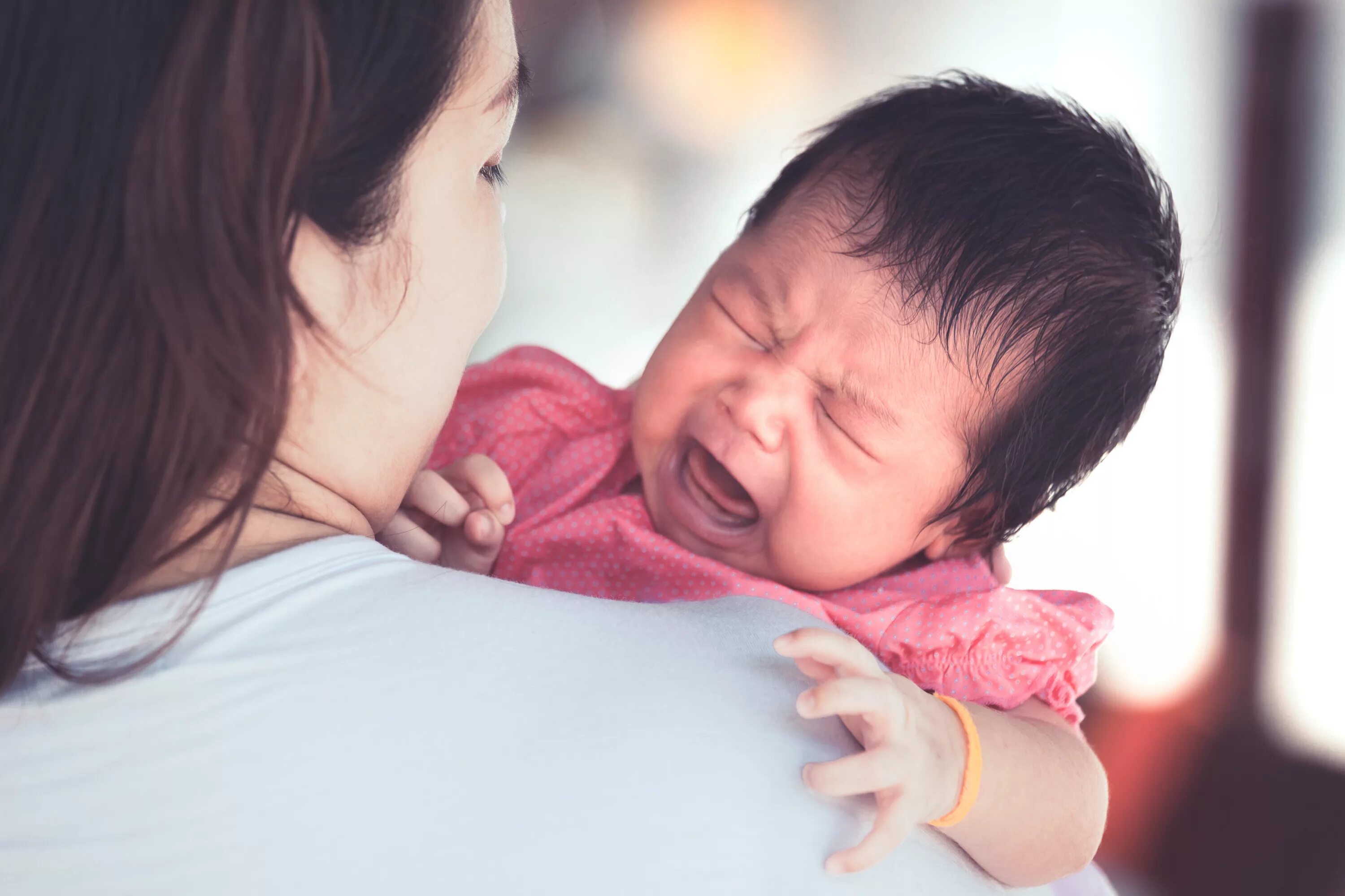 Жизнь испытывает ребенка. Ребенок плачет. Мать и новорожденный ребенок. Мама с младенцем Азия. Ребенок Азиат плачет.