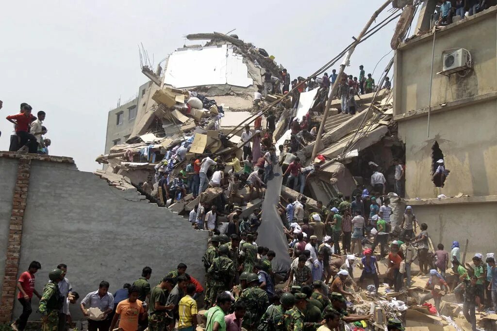 Здание rana plaza, савар бангладеш 24 апреля 2013 года. Ситуация в бангладеш на сегодня последние. Rana plaza бангладеш обрушение. Дакка бангладеш. Ураган в индии сейчас.