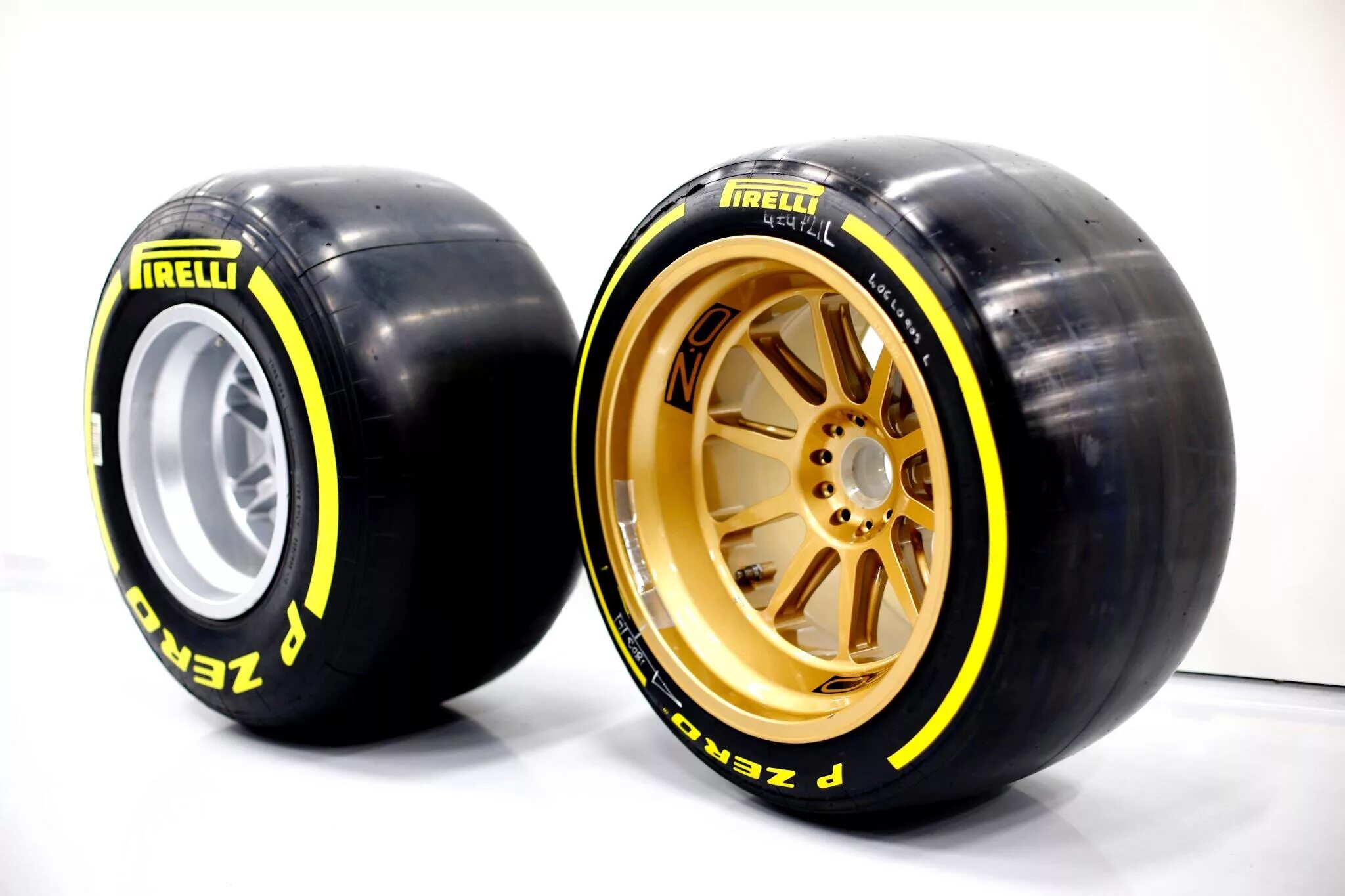 Колесо 30 дюймов. Pirelli f1 Tyres. Резина f1 Pirelli. Pirelli Wheels f1 2022. F1 Pirelli Tyres 2022.