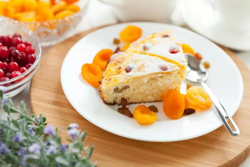 Запеканка на завтрак за 5 минут. Творожная запеканка гулливер. Шарлотка с капустой. Блюда из творога. Запеканка творожная.