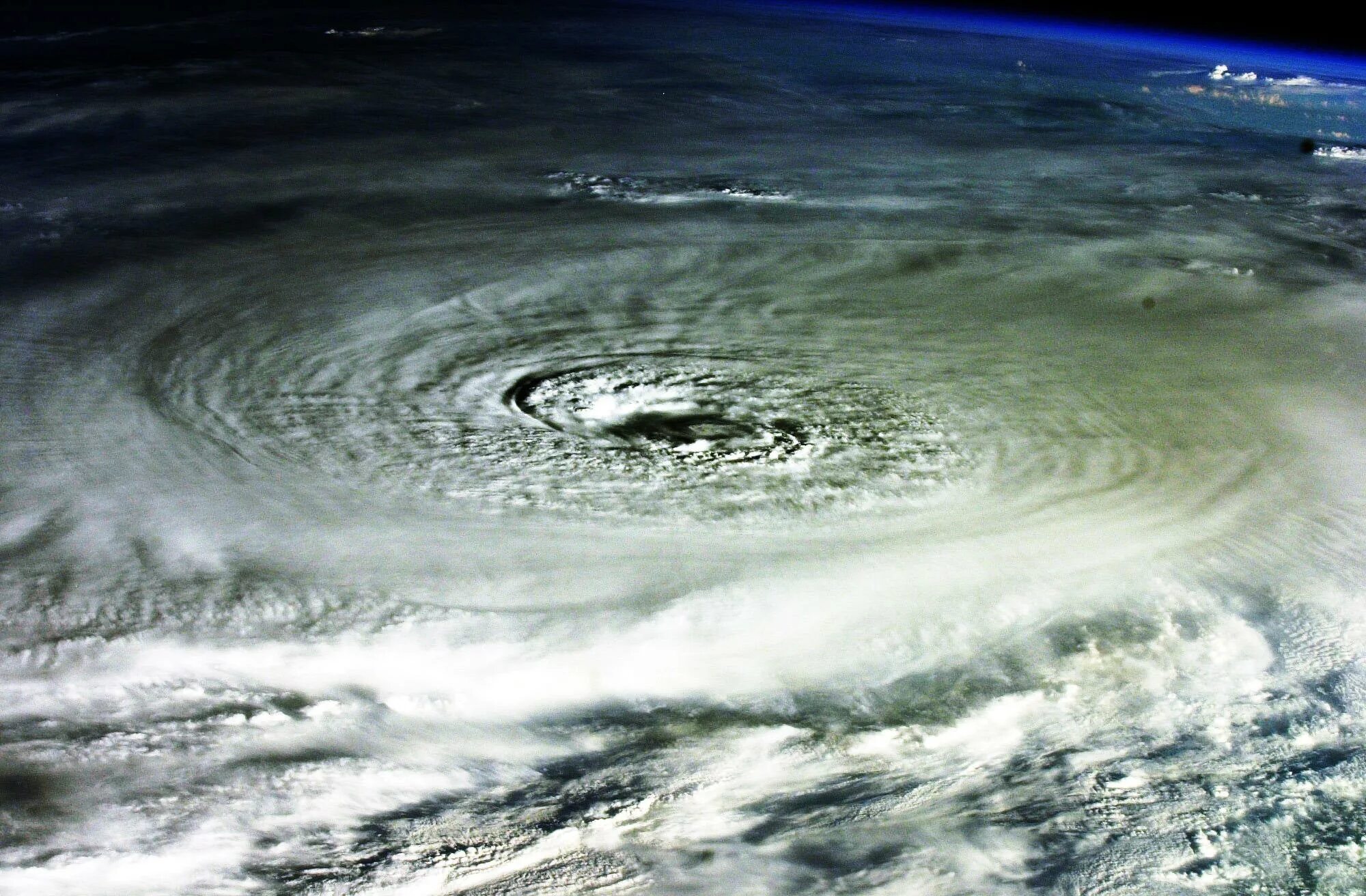 Торнадо циклон. Ураган из космоса. Циклон вид из космоса. Ураган вид из космоса.