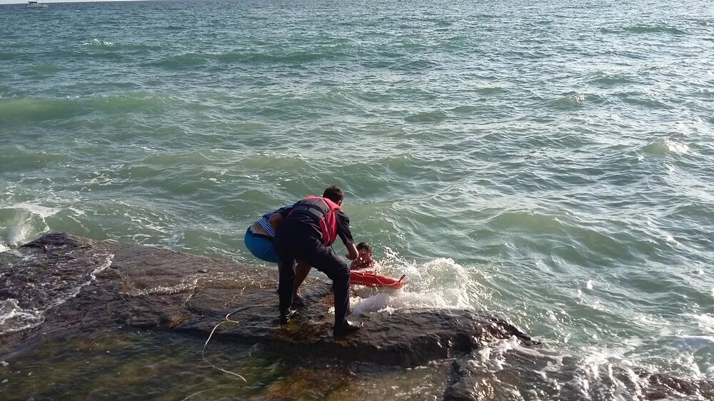 Из воды извлечен человек без признаков жизни. Рунаншах Каспийского моря. Каспийское море уносит людей. Трупы людей Каспийское море. Рунаншах Каспийского моря фото.