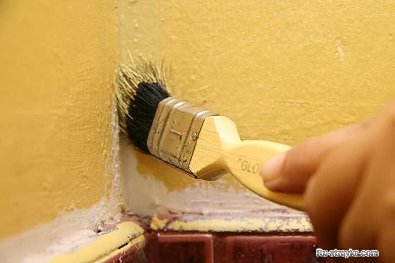 Крашенный масляной. Окрашивание стен масляной краской. Покраска стен масляными составами. Стена крашенная масляной краской. Окраска масляными составами.