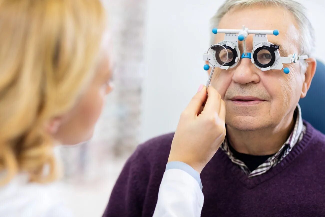 Глазки проверять. Нарушение зрения. Нарушение зрения у пожилых. Пожилой человек у офтальмолога.