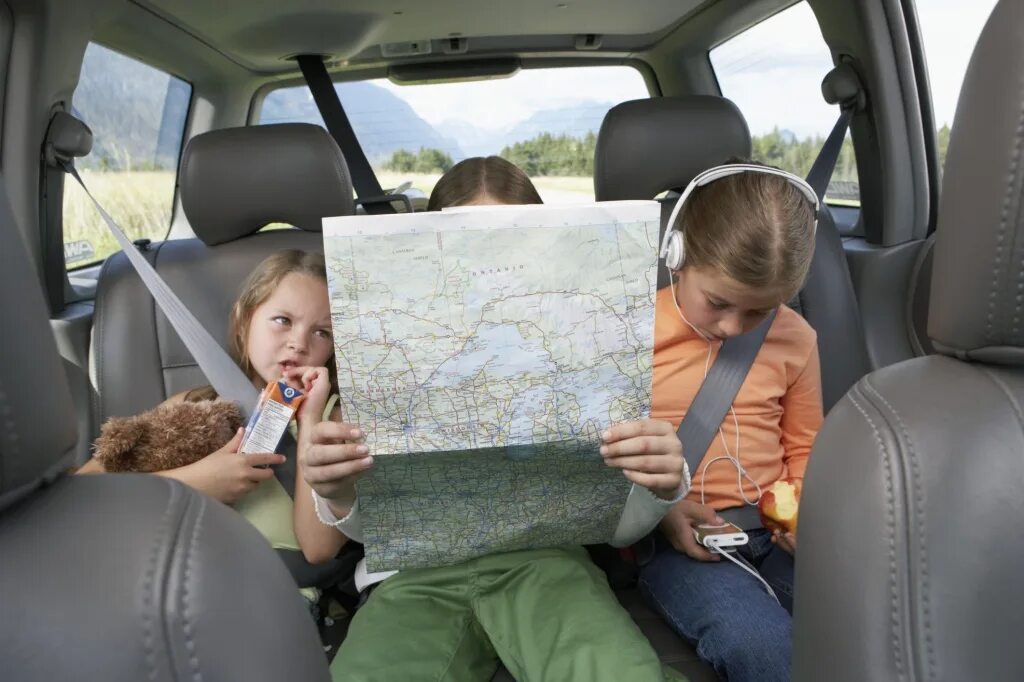 Путешествие с ребенком на автомобиле. Путешествие на машине с детьми. Дети путешествуют. Машина для путешествий семьей.