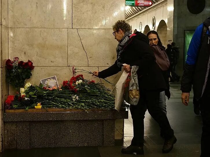 Теракт в метро технологический институт. 3 Апреля 2017 Санкт-Петербург теракт. Памятник жертвам терроризма на Пушкинской. Взрыв в метро Пушкинская в Москве. Видео теракта в Петербургском метро 3 апреля 2017 году.