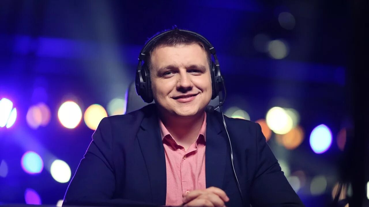 Вилат волочай. Виталий волочай комментатор. Dota комментатор. Студия аналитики рухаб дота. Dota комментатор.