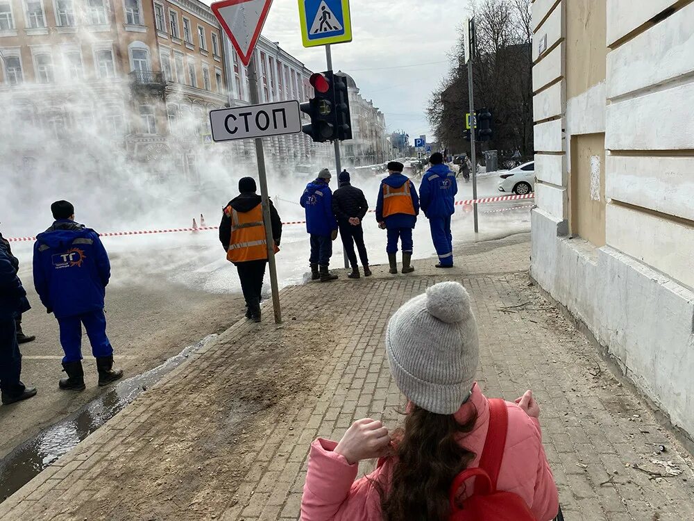 Тверь перекрыли. Дорога перекрыта. тверь прорвало трубу. тверская генерация тверь. прорыв трубы.