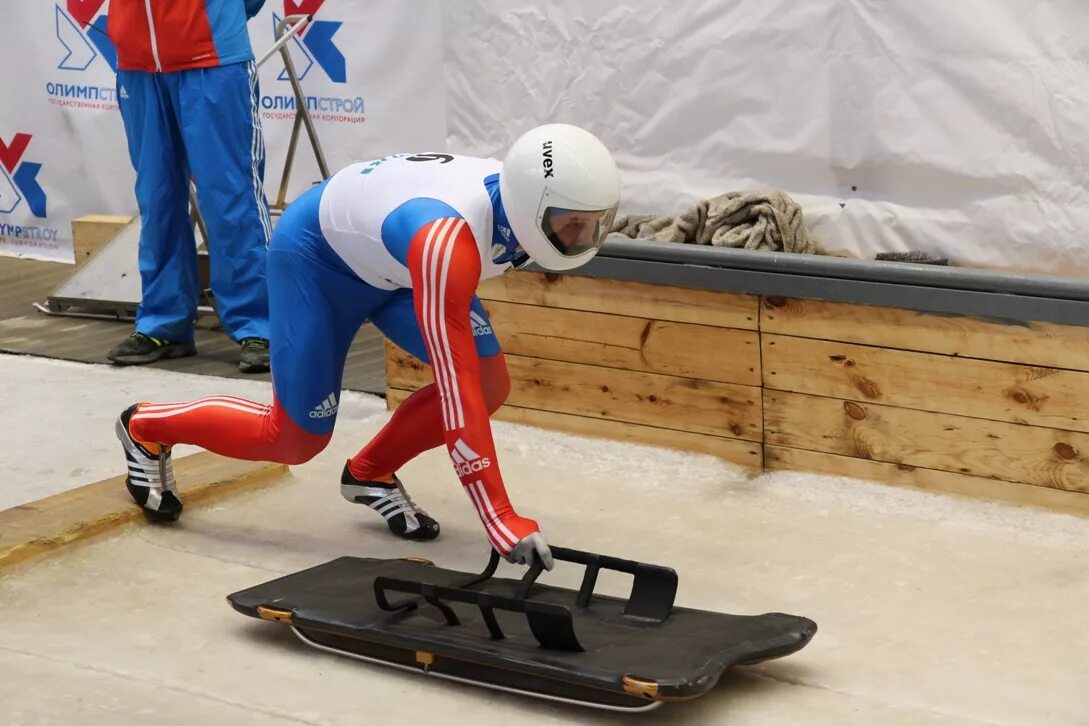 Олимпийский санный спорт - скелетон. Скелетон сани. Сани спорт. Скелетон вид спорта сани. К какому виду спорта относится скелетон