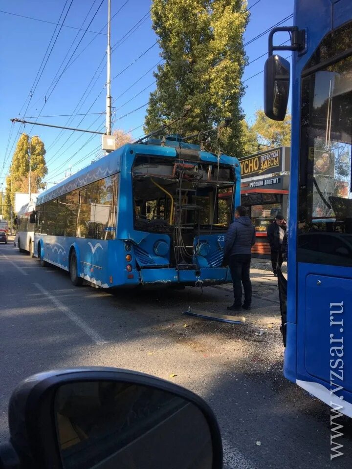 Работа троллейбусов 2. Троллейбус 2 Саратов. Троллейбус 2а Саратов 1352. Столкнулись троллейбус и автобус. Столкнулись два троллейбуса.