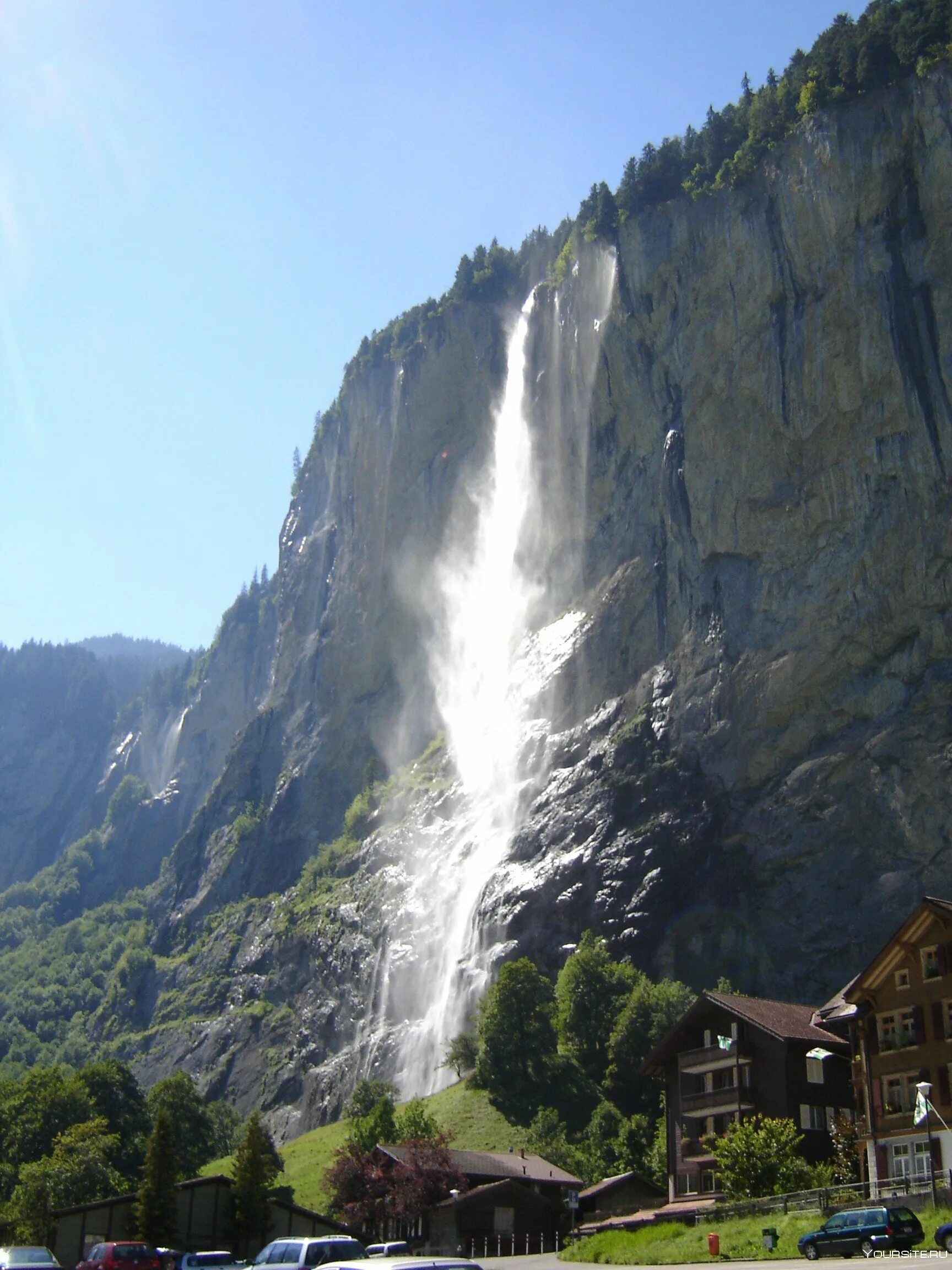 Альпийский водопад. Долина Лаутербруннен Швейцария. Водопад Штауббах в Швейцарии. Долина водопадов Швейцария Лаутербруннен. Водопад Штауббах в долине Лаутербруннен.