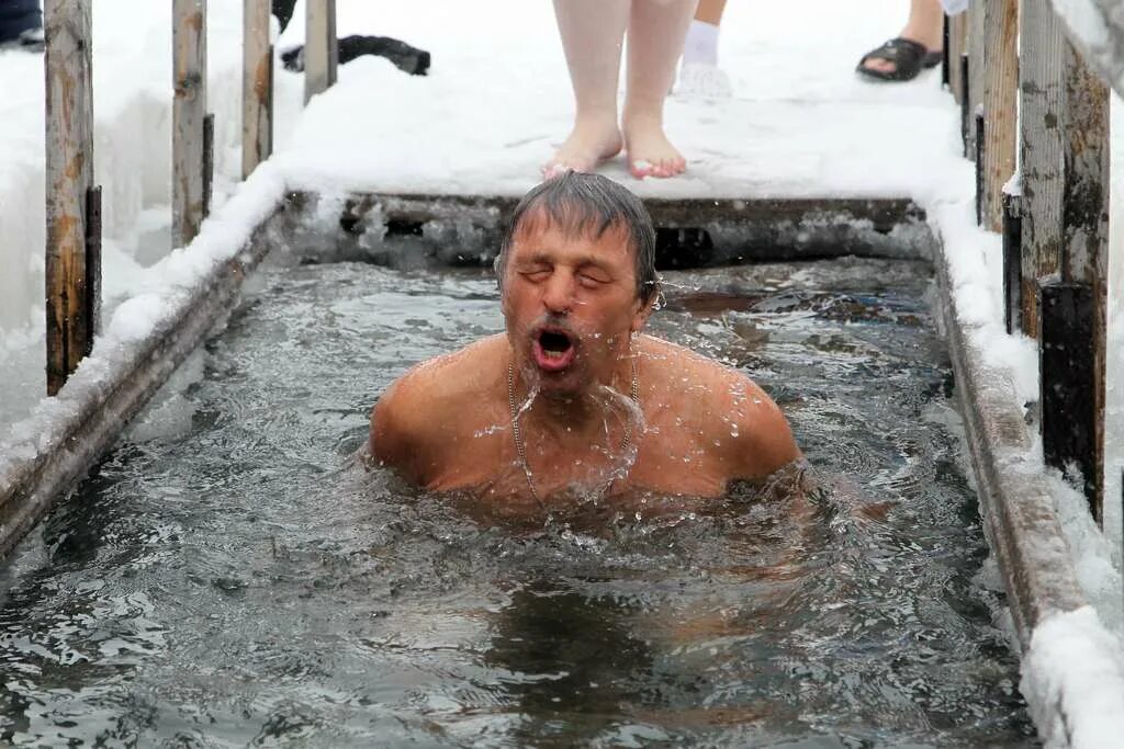 Крещение туймазы 2022. Крещение 19 января. Приспособление для купания в проруби на крещение. С праздником крещения. Крещение господне (святое богоявление).