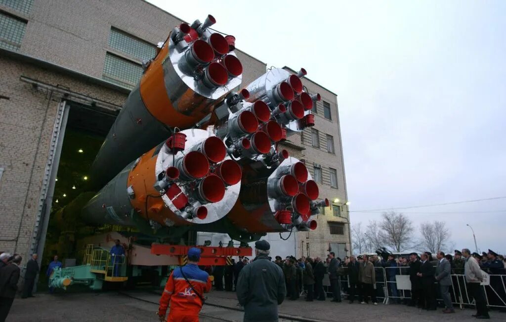 Храм ракета. Паровоз на космодроме. Эстетично ракета в здание. Ракеты из России группа. Строительная группа ракета