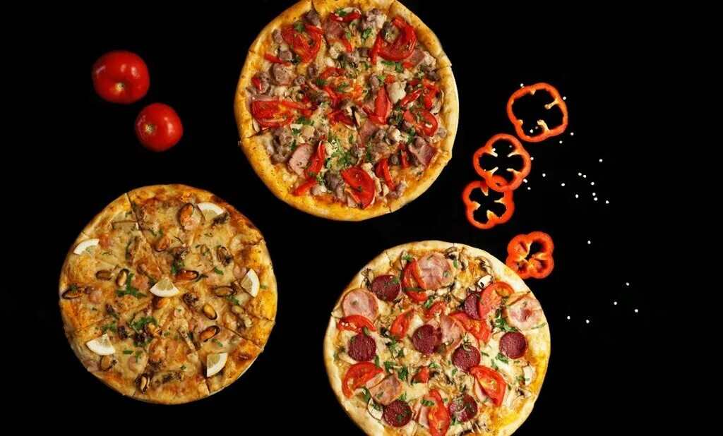 Пиццерия слово. Пицца на черном фоне. Пицца на темном фоне. Пицца ассорти. Баннер пиццерии.