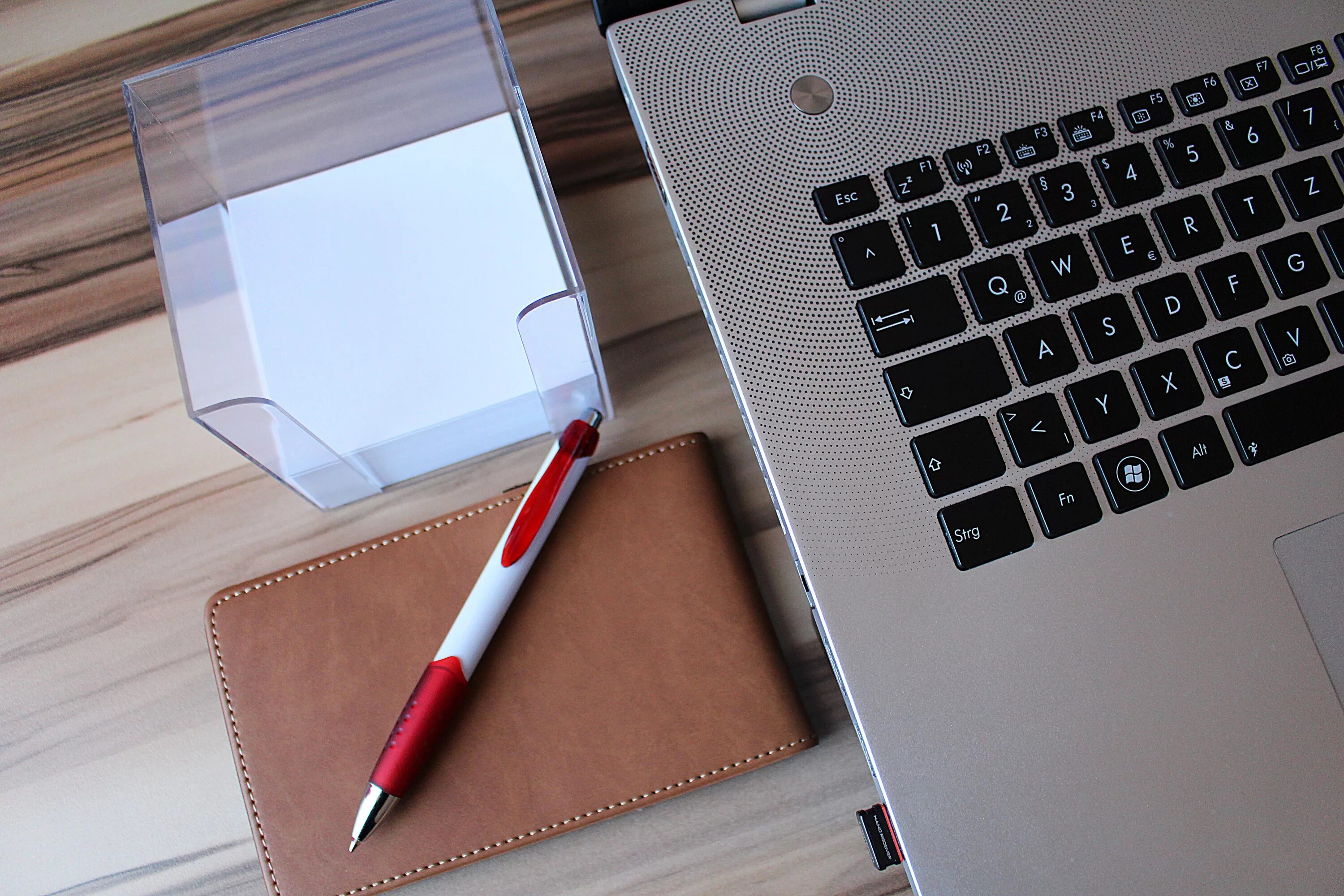 Desk pen. Блокнот с ручкой. Ноутбук с ручкой. Ноутбук блокнот ручка. Ежедневник на столе.