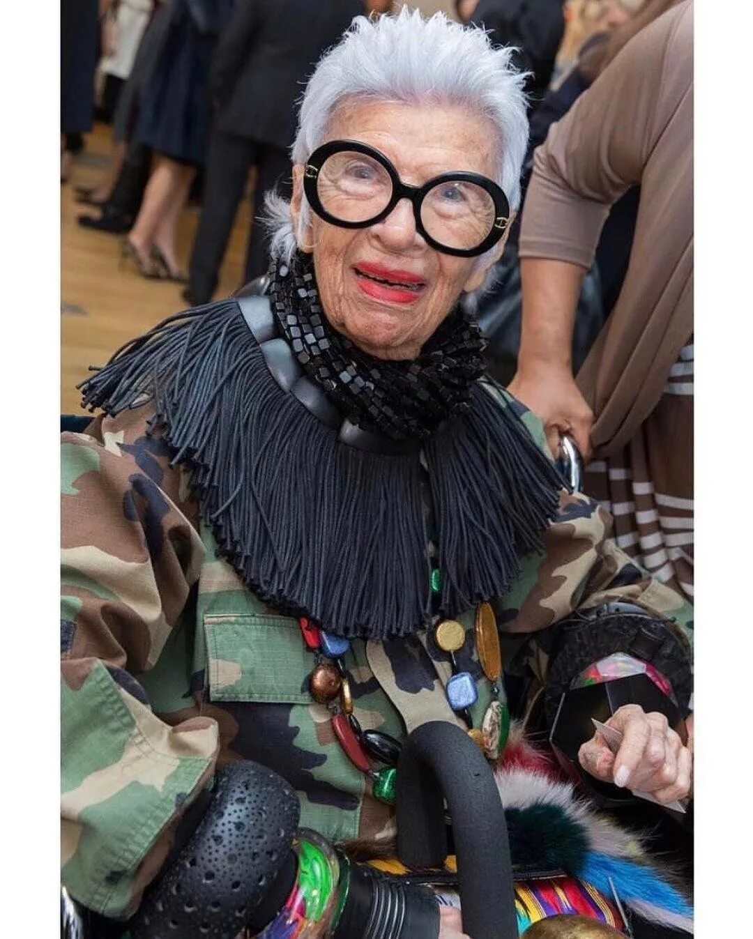 Бабка 18. Французская бабушка. Айрис апфель. Бабушка ссср. Баба аня.