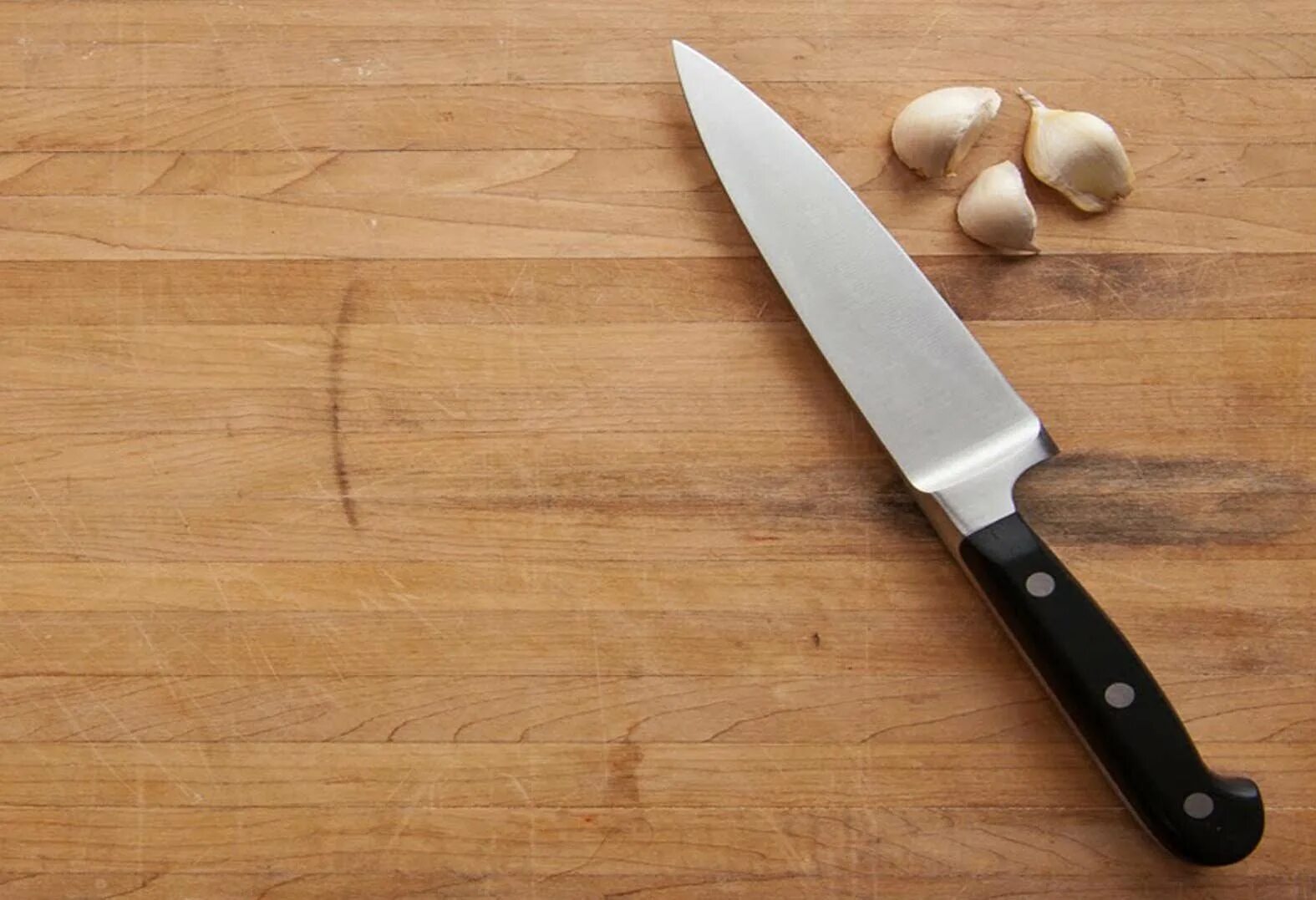 Оставляет нож на столе. Разделочная доска с ножом. Кухонный нож на доске. Нож на столе. Фон для ножей.