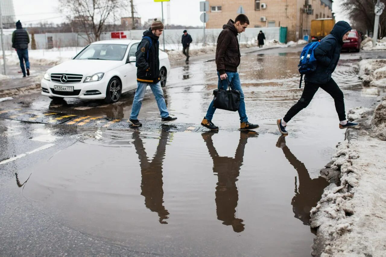 Лужи в Москве. Лужи с реагентами. Реагенты в Москве. Лужи зимой в Москве.