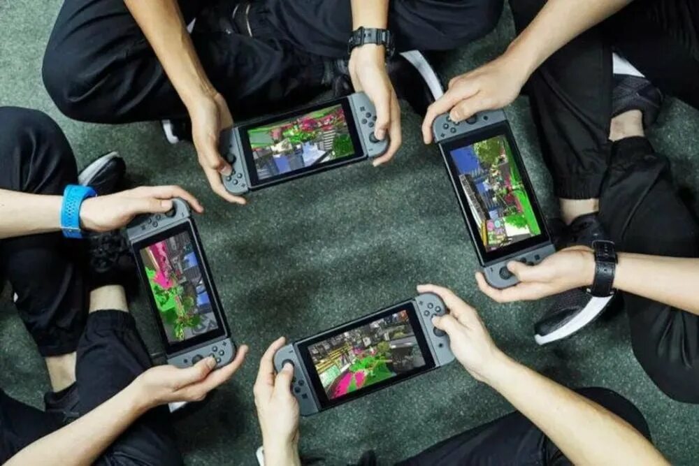 Switch to gaming. Мобильные игры. Компьютерные и мобильные игры. Лучшие мобильные игры. Люди играющие в игры на телефоне.