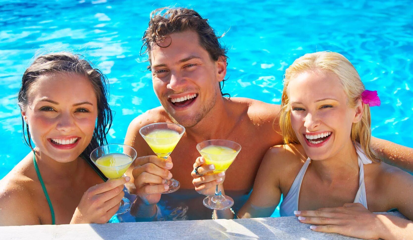 Разнообразие отдыха. Пляжная вечеринка. Летняя вечеринка у бассейна. Фотосессия в бассейне. Люди отдыхают в отеле.