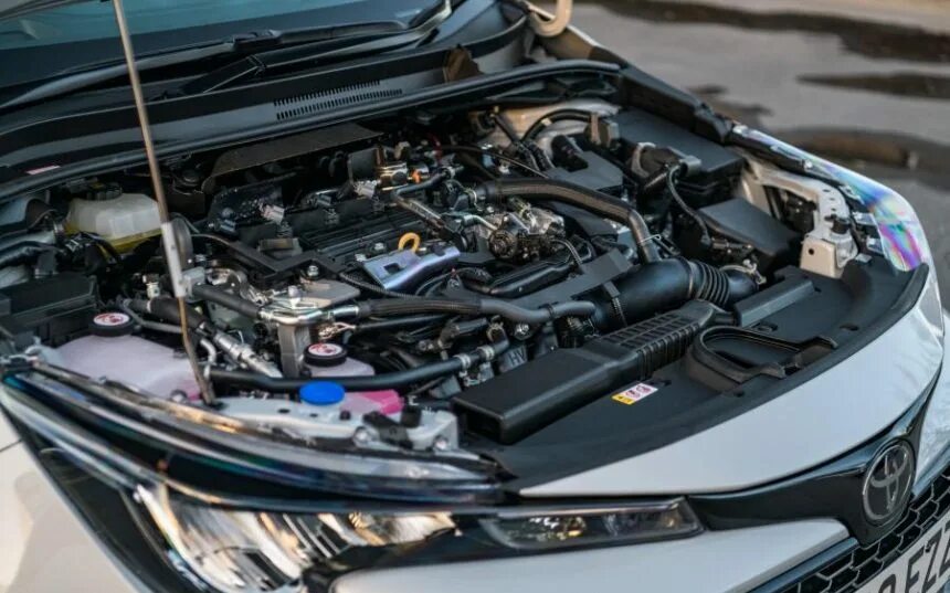 Мотор 2025. Тойота королла 2025 двигатель. моторный отсек toyota corolla 2025. тойота королла 2025 1.6 акб. toyota corolla 2025 под капотом.