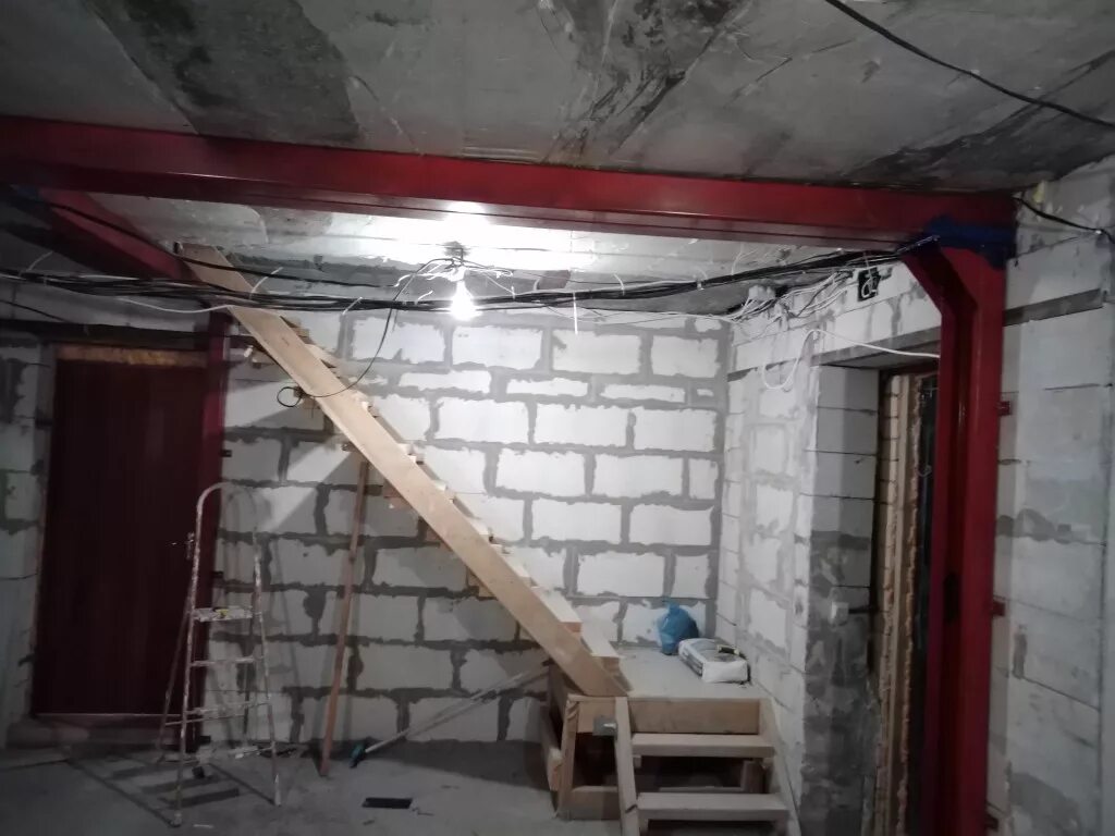 Как укрепляют плиту. Укрепление плиты перекрытия снизу. Усиление плит перекрытия снизу металлическими. Усиление пустотных плит перекрытия снизу. Как укрепляют плиту.