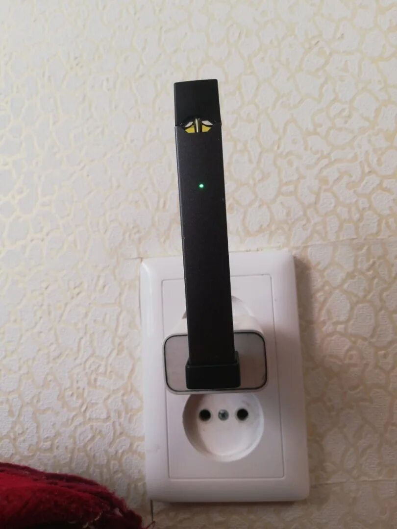 Пожар из за зарядки телефона. Сожгите прошлое в огне гори все. Что нужно делать при пожаре. Ашка горит но не тянется. Ашка горит но не тянется.