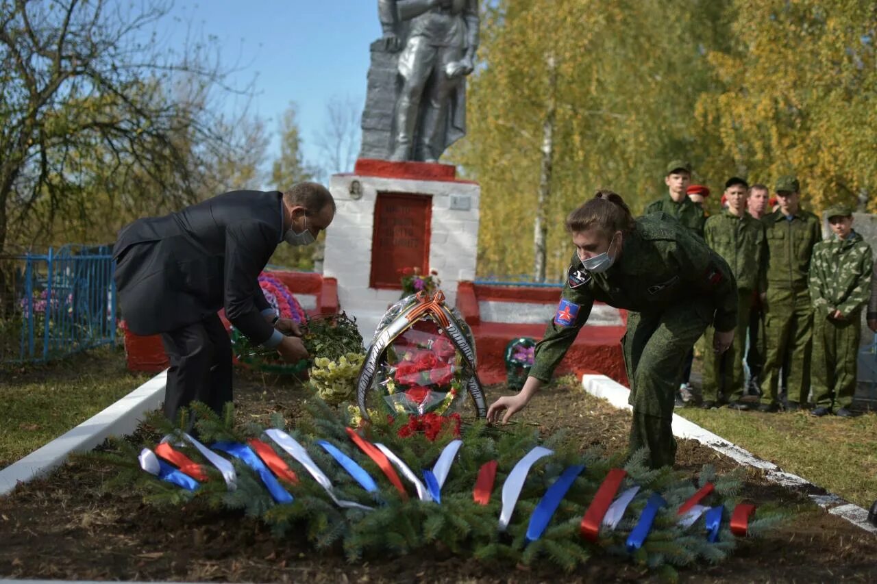 Сайт погибших в великой. Перезахоронение останков солдат Курск. Курская область Беловский район село Гоптаровка. Могилы немецких солдат в Курской области. Курская область захоронение в ВОВ.