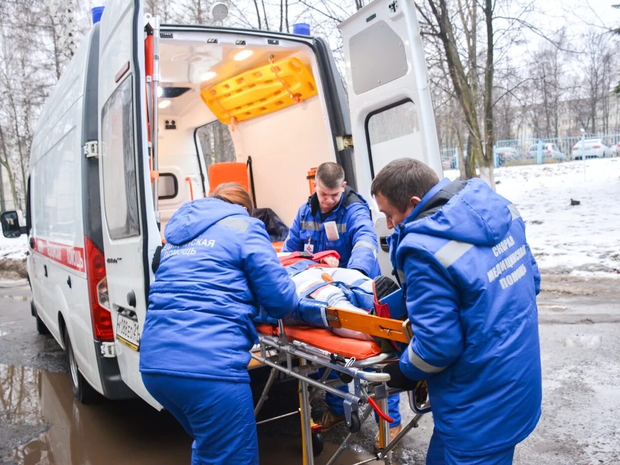 Машина скорой помощи больного в больницу. Бригада скорой медицинской помощи. Человека увозят на скорой. Врач скорой помощи. Врачи скорой помощи зимой.