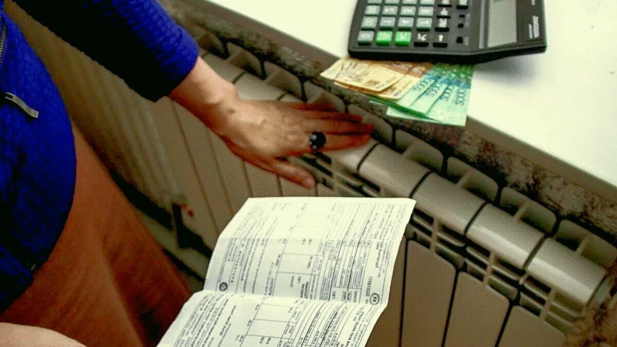 Задолженность за отопление. Плата за отопление. Жкх дорожает. Коммуналка за отопление. Человек с квитанцией жкх.